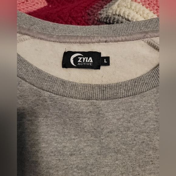 Zyia Mountain patch crew neck sweatshirt - Picture 3 of 4